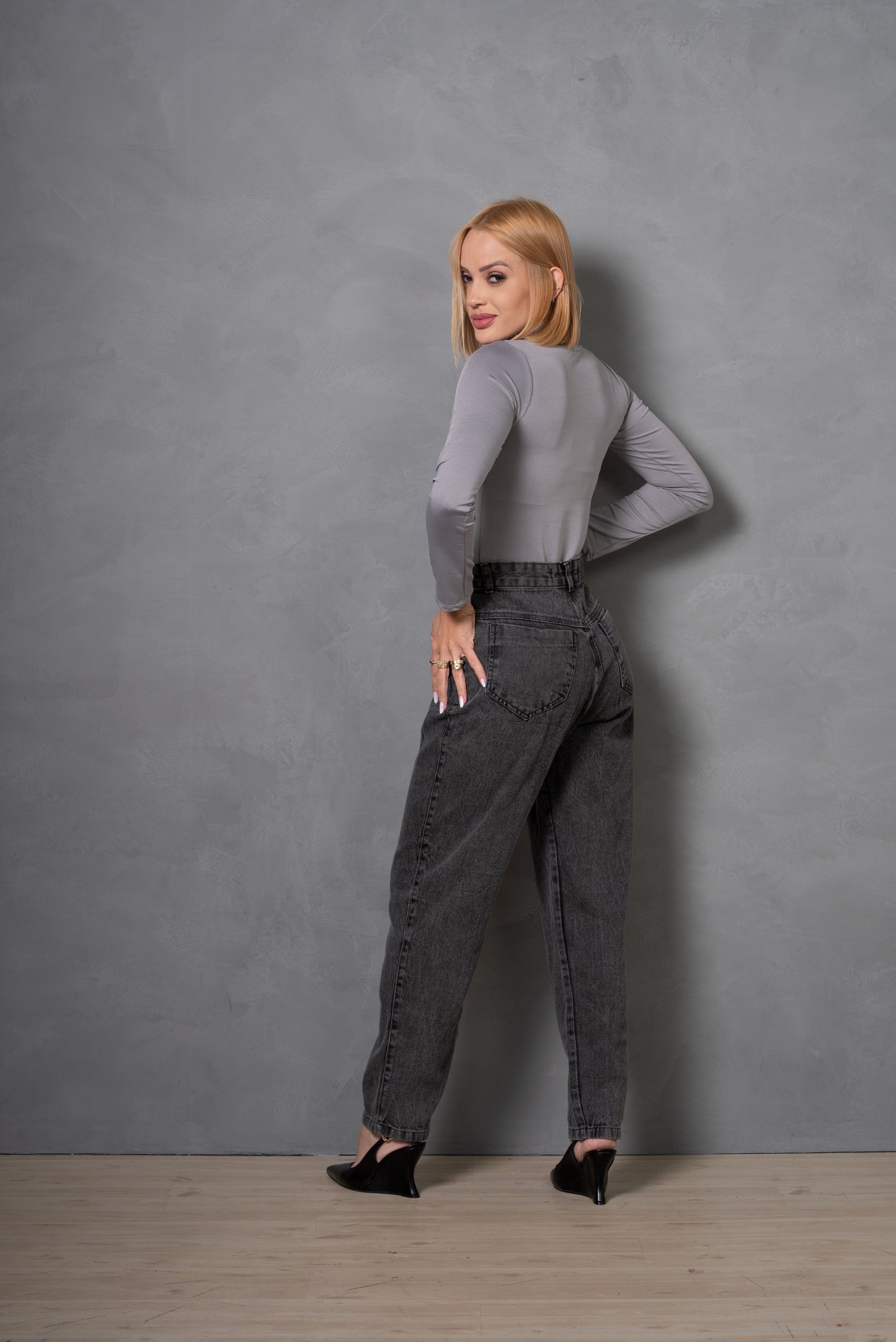 Calça Jeans Feminina Mom Grafite Moderna
