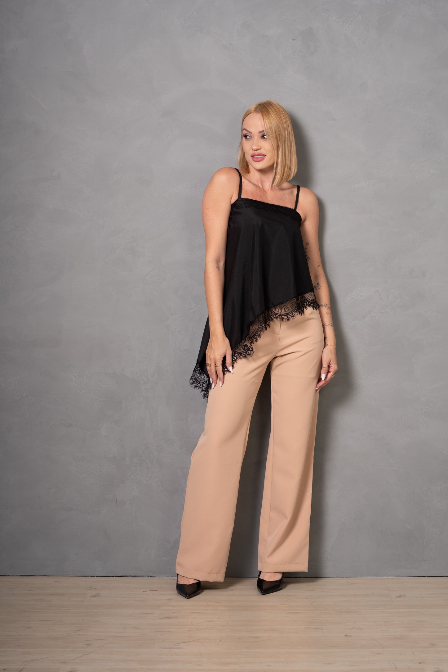 Bata Feminina Assimétrica em Renda Elegante